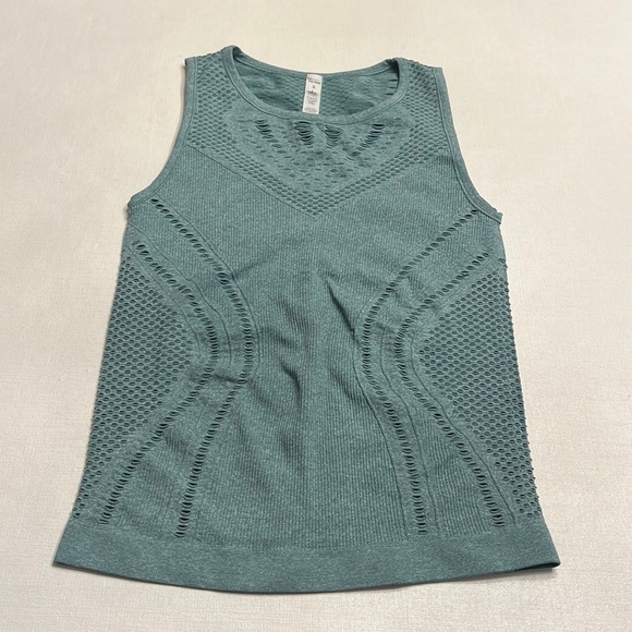 7. Alo Yoga Lark Tank - Picture 2 of 4